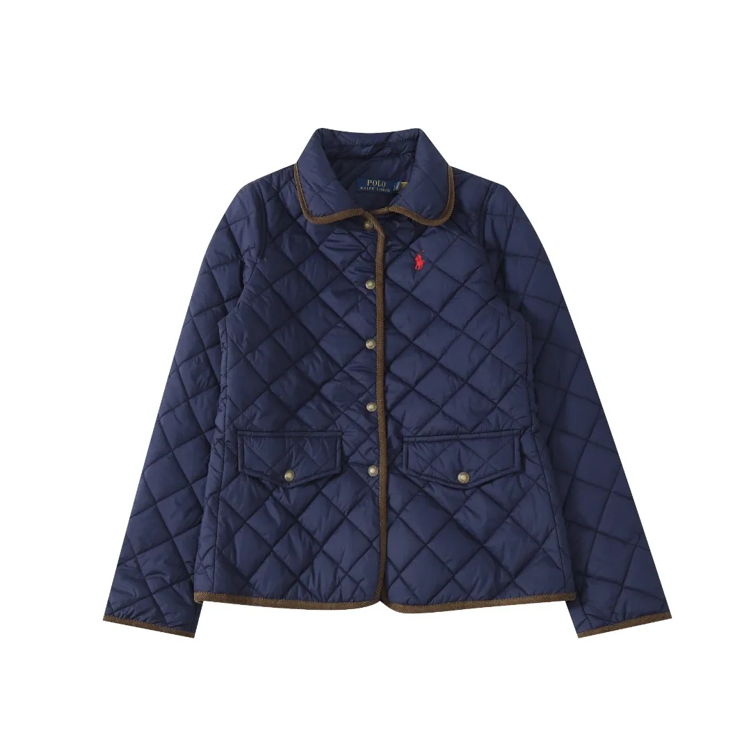 P350 #R53 Ralph Lauren Diamond Quilted Cotton Clothes Women's Tops Retro college style, classic diamond quilting, retro and warmth coexist. When delicate quilting stitches meet the three-dimensional diamond pattern, a warm cotton jacket with a college atmosphere. Exquisite details interpret autumn and winter textured outfits. 4-color versatile style, easy to control various occasions. Black classic｜Low-key high-end that never goes wrong Navy blue is calm | Quiet and intellectual temperament; Khaki is gentle | Creates a warm retro atmosphere; White is fresh | A touch of light halo in winter. Ingenuity is evident in the details, and the quality is at your fingertips. Customized metal buttons embellish the placket. Exquisite embroidery on the chest highlights the brand genes. 120g high-fill cotton is evenly filled. Commuting scene: Pair with straight trousers + loafers. Casual everyday: layered knitted skirt + short boots. College style: combination of jeans + canvas shoes. This winter, let the diamond pattern add elegance to you. Use a classic cotton coat to write your own retro fashion narrative. Color: Navy blue, black, white, khaki. Size: S M L XL. Bust: 107 111 115 119. Length: 65 66 67 68 Sleeve length: 64 64 64 64 Shoulder width: 42 43 44 45 S size: recommended within 100 catties M size: recommended within 120 catties L size: recommended within 140 catties XL size: recommended within 160 catties